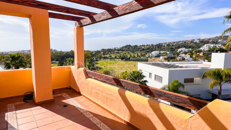 Benahavis, appartement penthouse avec vue sur le terrain de golf à Las Lomas del Conde Luque