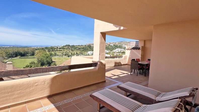 Apartment with golf and sea views in Las Lomas del Conde Luque, Benahavis