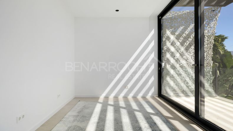 Photo gallery - Frontline golf villa in La Alqueria, Benahavis