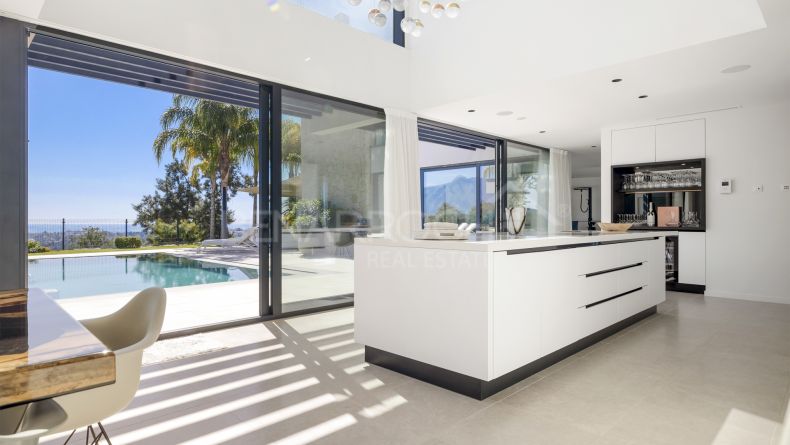 Photo gallery - Frontline golf villa in La Alqueria, Benahavis