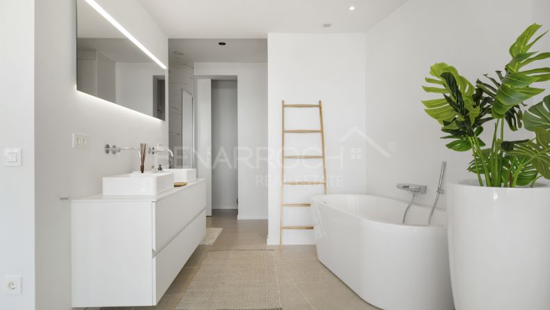 Photo gallery - Frontline golf villa in La Alqueria, Benahavis