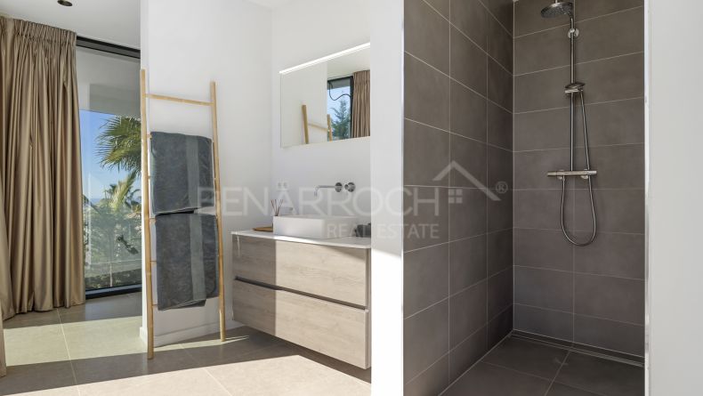 Photo gallery - Frontline golf villa in La Alqueria, Benahavis