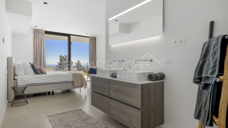 Photo gallery - Frontline golf villa in La Alqueria, Benahavis
