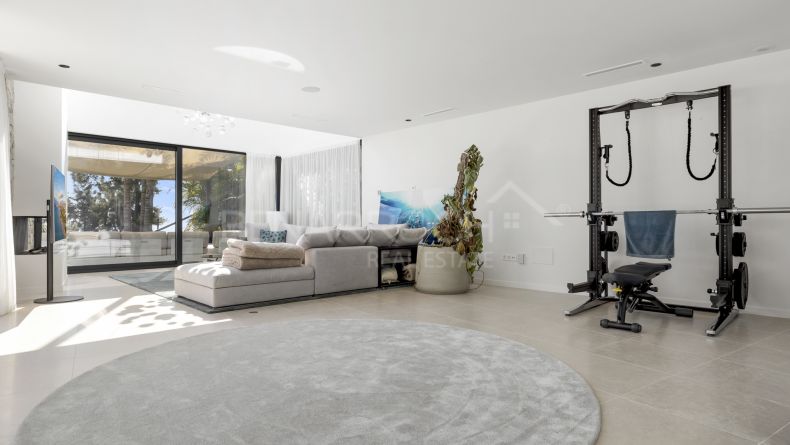 Photo gallery - Frontline golf villa in La Alqueria, Benahavis