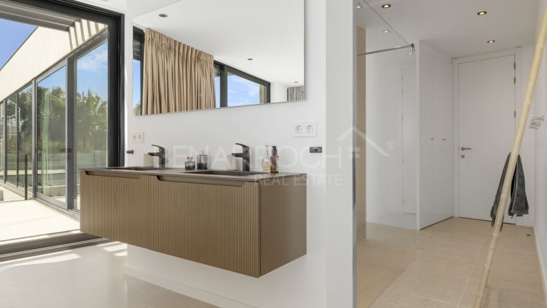 Photo gallery - Frontline golf villa in La Alqueria, Benahavis