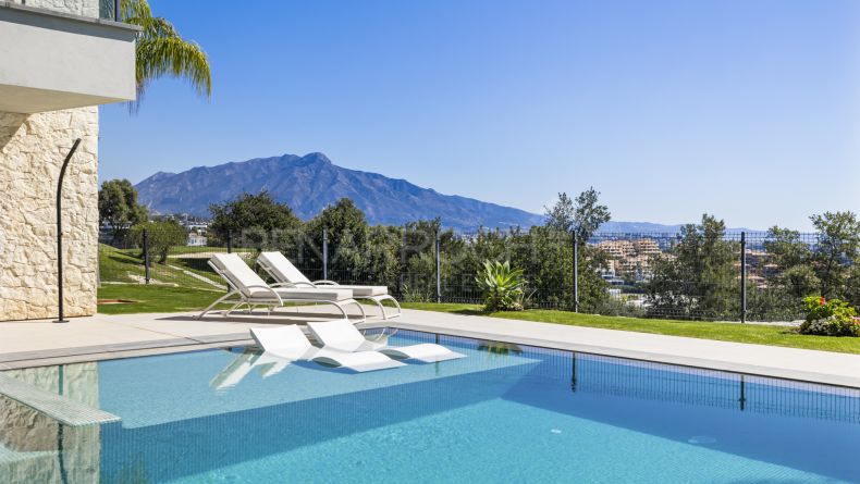 Photo gallery - Frontline golf villa in La Alqueria, Benahavis