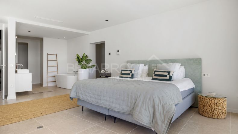 Photo gallery - Frontline golf villa in La Alqueria, Benahavis