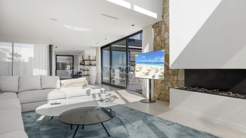 Photo gallery - Frontline golf villa in La Alqueria, Benahavis