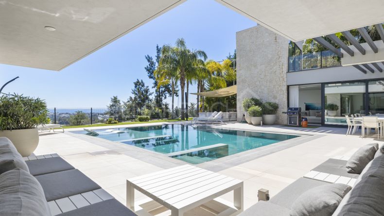 Photo gallery - Frontline golf villa in La Alqueria, Benahavis