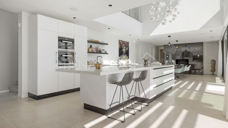 Photo gallery - Frontline golf villa in La Alqueria, Benahavis