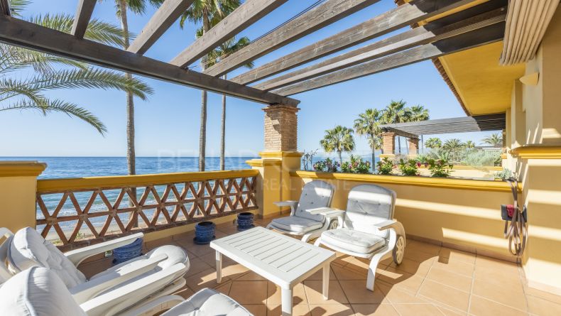 Apartamento en primera linea de playa en Rio Real, Marbella Este