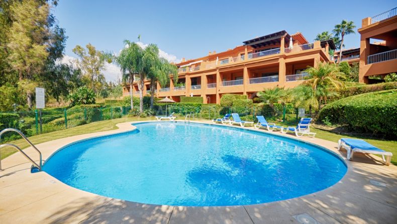 Apartamento con vistas al mar en Benatalaya, Estepona