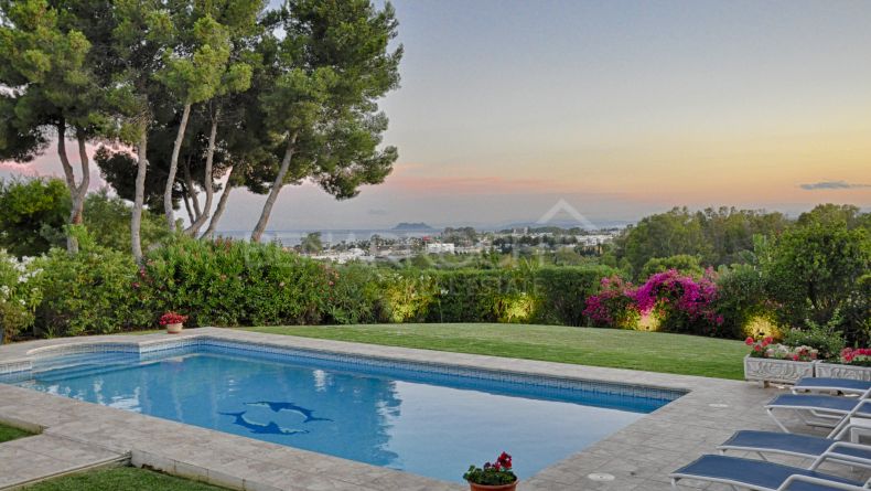 Villa avec vue magnifique à El Paraiso Medio, Estepona