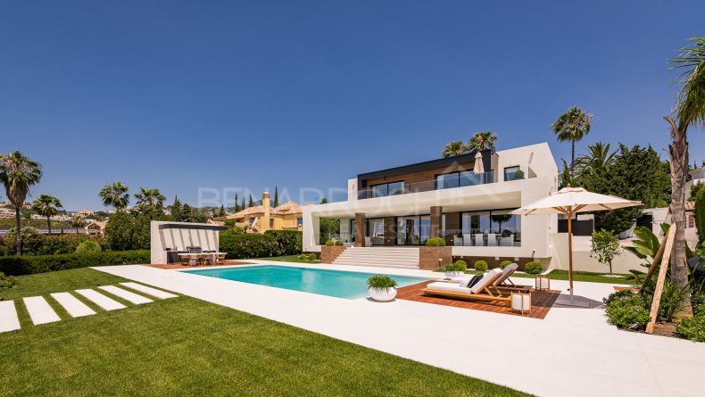 Villa en primera linea de golf en Los Naranjos, Nueva Andalucia
