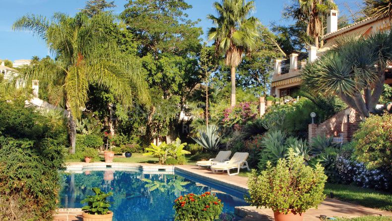 Andalusian style villa in El Paraiso Alto, Benahavis