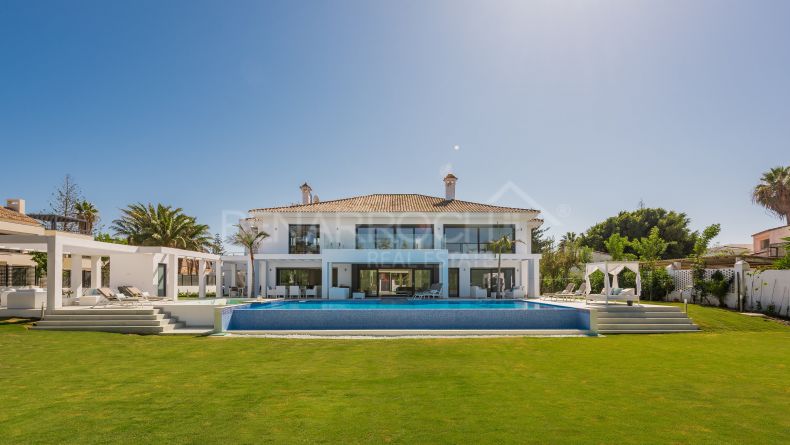 Villa de deuxième ligne de plage à Casasola, Estepona