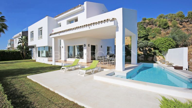 Frontline golf villa in La Alqueria, Benahavis