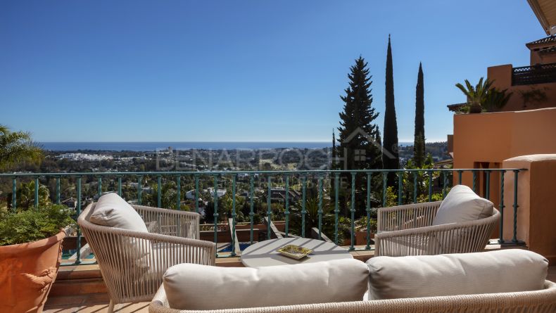 Duplex penthouse in Los Belvederes, Nueva Andalucia