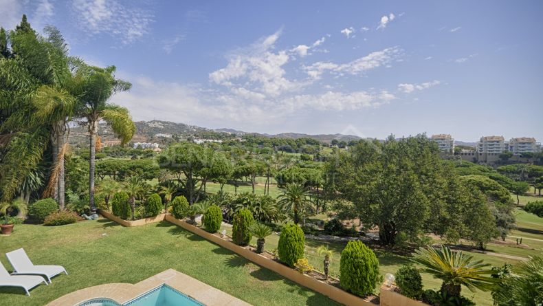 Galerie de photos - Confortable villa de golf en première ligne à Rio Real, Marbella Est.