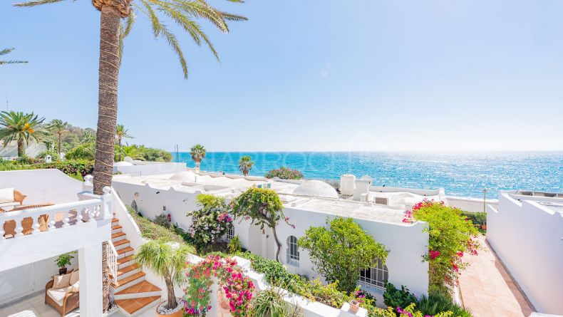 Townhouse with breathtaking sea views in Oasis Club, Marbella