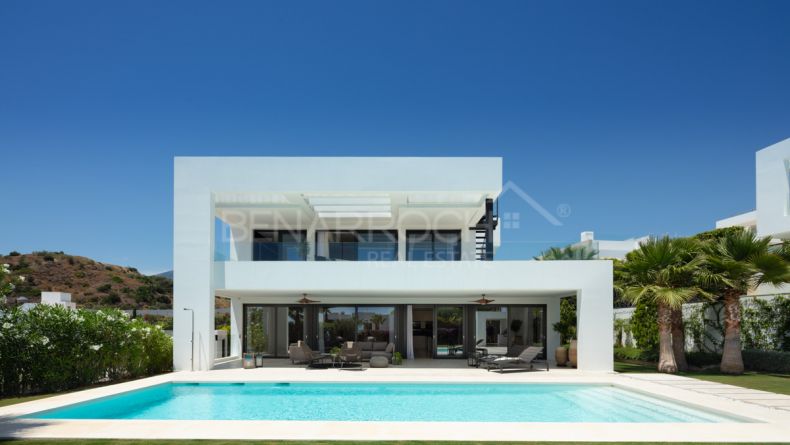 Contemporary style villa in Nueva Andalucia