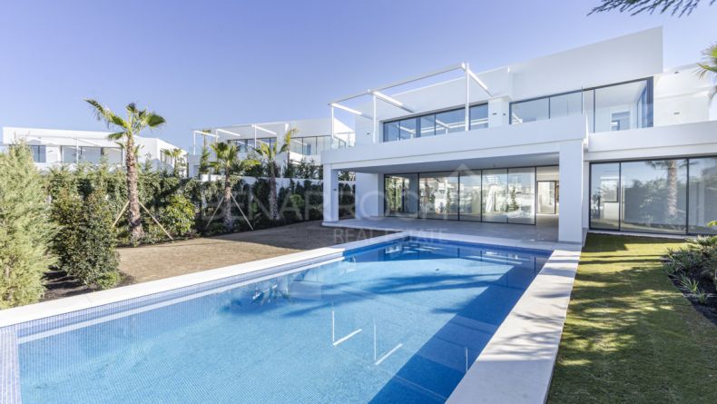 Frontline golf villa in Cabopino, Marbella East