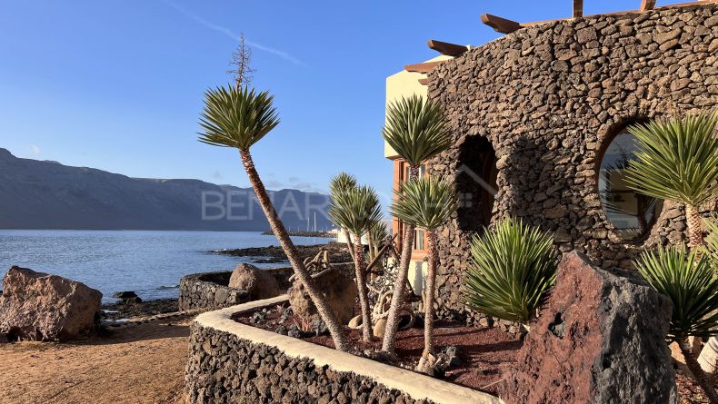 Sea front villa, Flor de cactus, island of La Graciosa