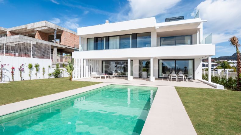 Villa de estilo moderno con vistas al mar en Antik Villas, Estepona