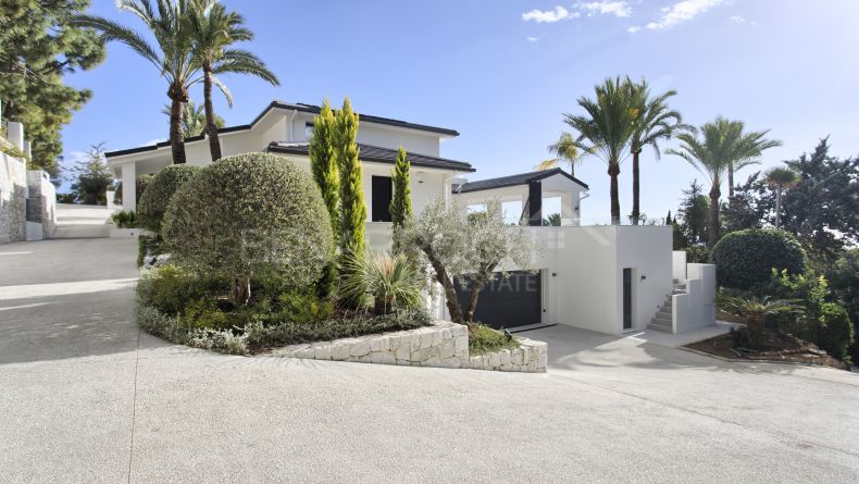 Photo gallery - Modern andalusian style villa in Marbella East