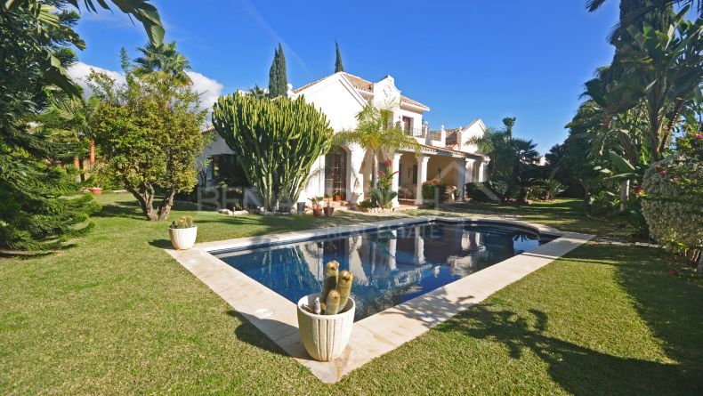 Villa in El Paraiso, New Golden Mile, Estepona