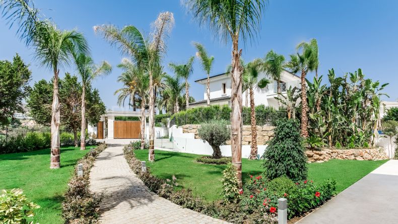 Frontline golf villa in Los Naranjos, Nueva Andalucia