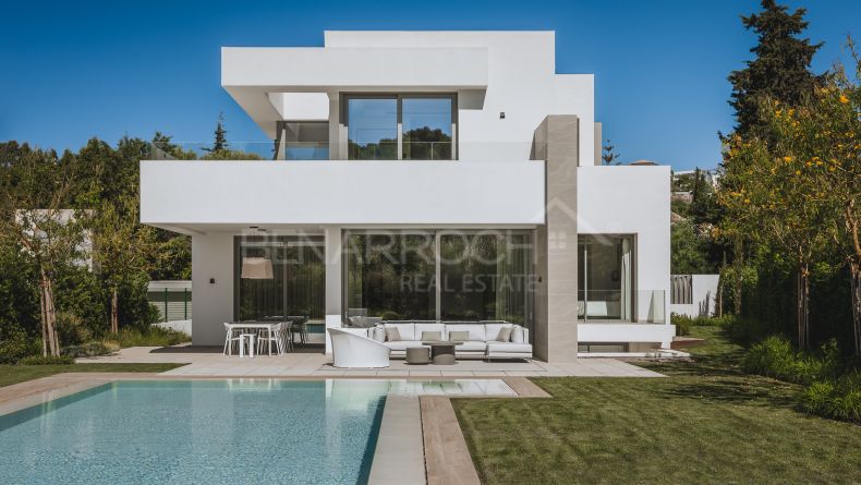 Contemporary style villa in El Paraiso, New Golden Mile of Estepona