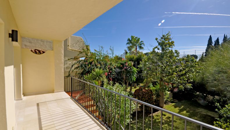 Apartamento con jardín en Pinos de Aloha, Nueva Andalucía