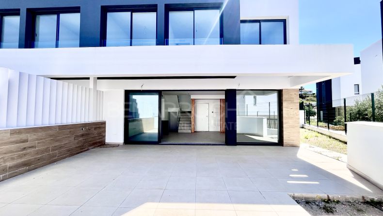 Semi-detached house with a private garage in Atalaya, Estepona