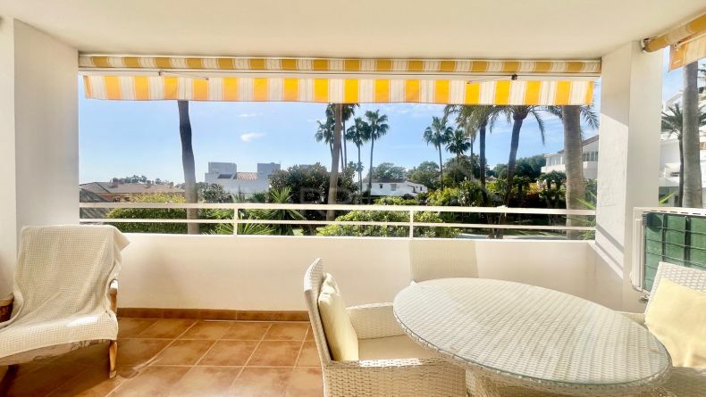 Mid-floor apartment with views in Atalaya, Estepona