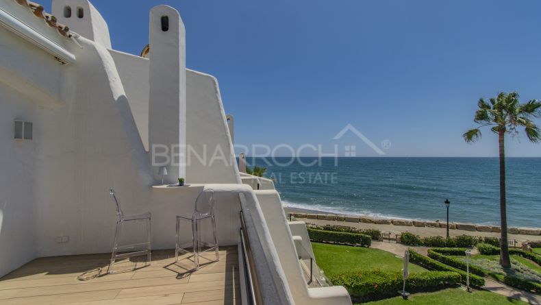 Casa adosada en primera línea de playa en la Milla de Oro de Marbella