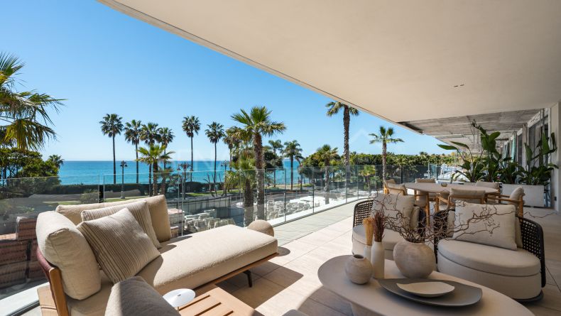 Apartamento de lujo en primera línea de playa en Estepona Centro