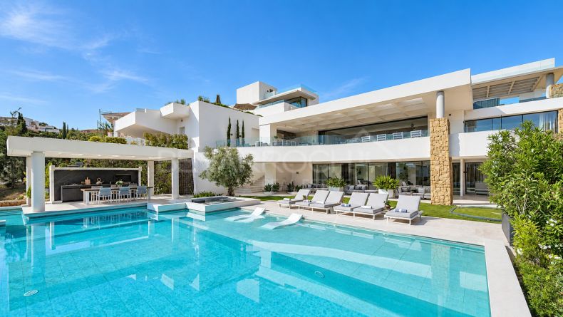 Frontline Golf Villa in Los Flamingos Golf, Benahavís