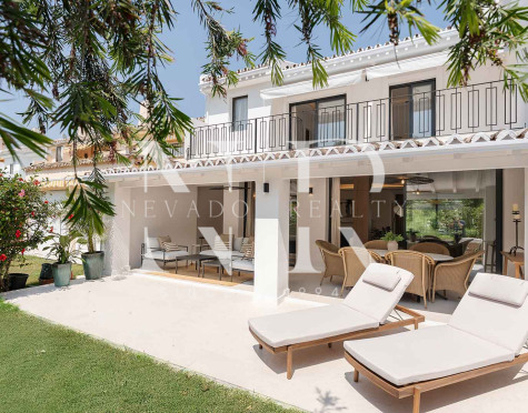 Adosada en Urbanización Los Olivos en primera línea de golf en venta