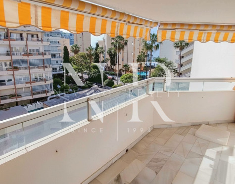 Apartment for sale in Marbella city center on the second line of the beach