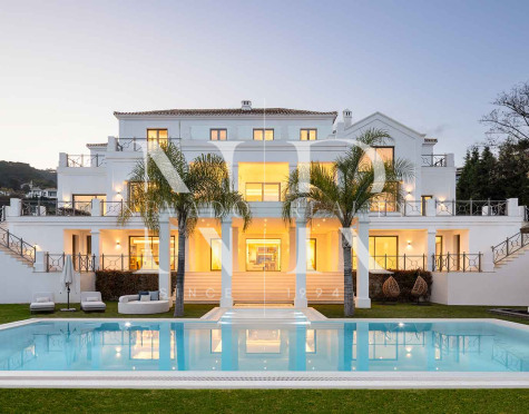 Villa en Urbanización El Madroñal con vistas panorámicas al mar en venta