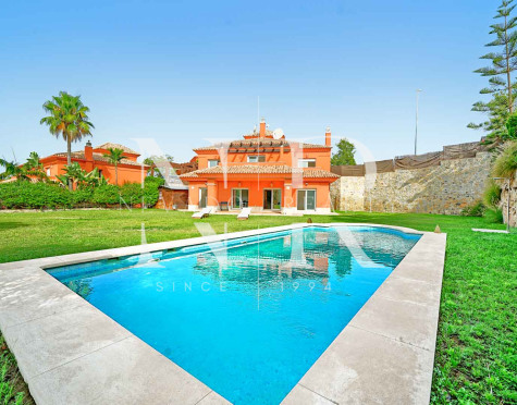 Villa for sale in the Santa Clara golf development on the front line of the golf course