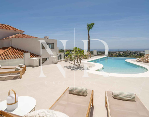 Villa en Las Lomas de Nueva Andalucía con vistas panorámicas al mar en venta