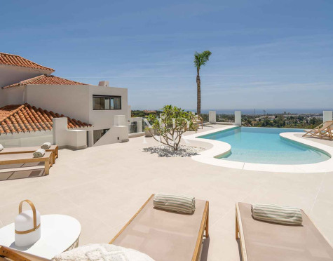 Villa en Las Lomas de Nueva Andalucía con vistas panorámicas al mar en venta