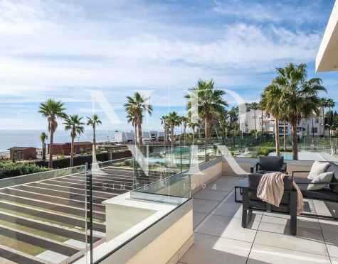 Villa en Estepona Este en comunidad cerrada en primera línea de playa en venta