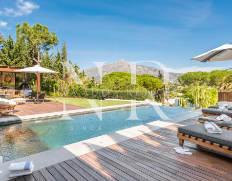 Villa en Las Brisas Golf de estilo balinés con vistas panorámicas en venta