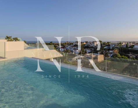 Villa pareada en Nueva Andalucía de nueva construcción con vistas panorámicas al mar en venta
