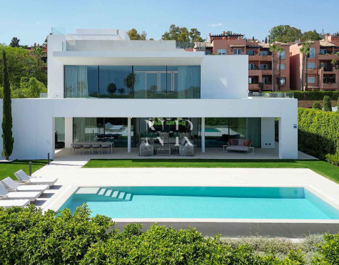 Golden Mile villa very close to the beach for sale