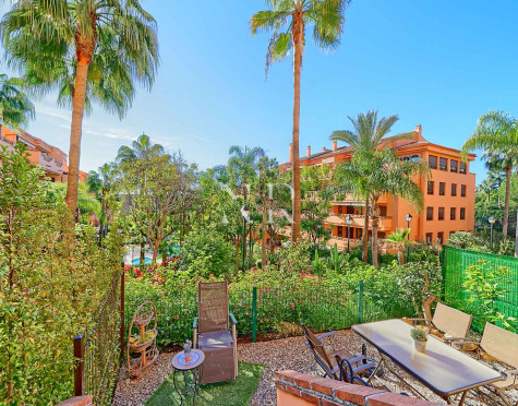 Appartement au rez-de-chaussée dans l'urbanisation Costa Nagueles III avec jardin privé à vendre