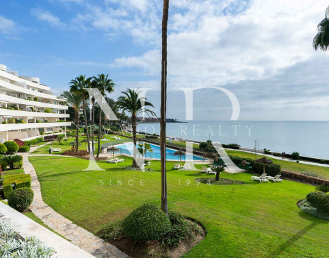 Apartamento frontal al mar en los Granados Playa de Estepona a la venta